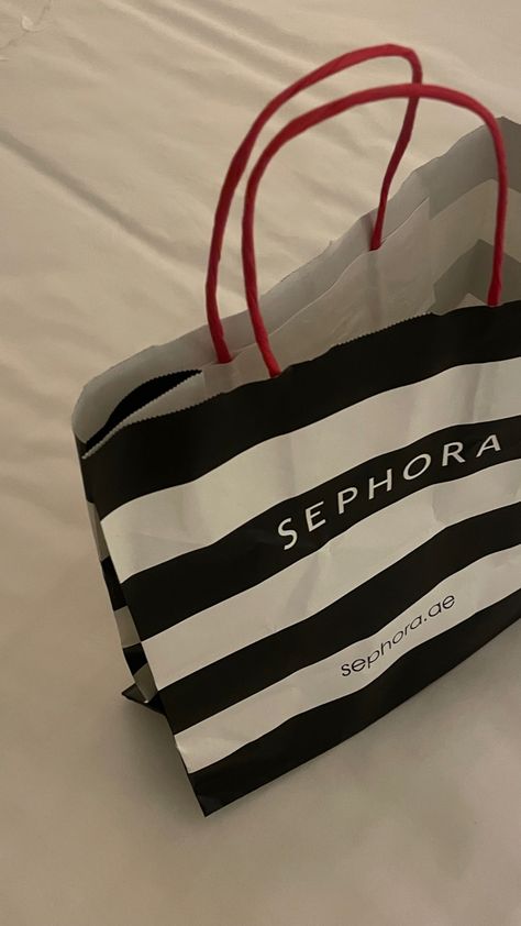 Sephora Aesthetic, Minimalist Things, Vision Board Words, Linen Dress Pattern, Aesthetic Era, Shopping Pictures, Oxford City, Aesthetic Clean, Makeup Is Life