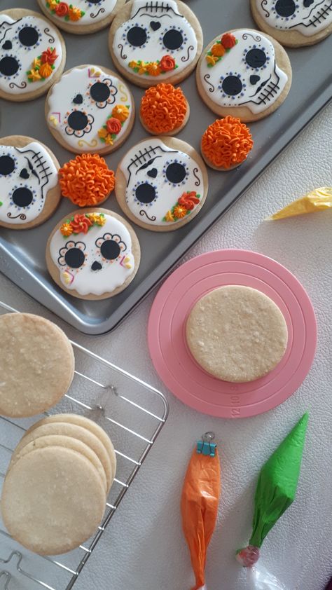 Sugar Skull Cookies Royal Icing, Mexican Sugar Cookies Decorated, Day Of The Dead Cookies Decorated, Sugar Skull Cookies Decorated, Day Of The Dead Cookies, Skull Cookie Decorating, Galletas Royal Icing, Sugar Skull Cookies, Galletas Halloween