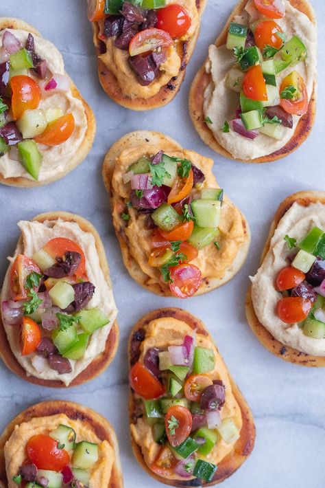 Greek Salad Naan Bites with Hummus are bursting with flavor, easy to make and fun to eat!  Enjoy for a summer appetizer or lunch. Naan Bites Appetizers, Lunch Bites Finger Foods, Mini Naan Lunch Ideas, Naan Dippers Appetizers, Vegetarian Finger Sandwiches, Veggie Finger Food, Vegetable Appetizers Finger Foods, Party Food Vegetarian, Inn Recipes