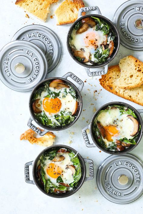 Baked Eggs with Mushrooms and Spinach - Easy peasy individual baked eggs with garlicky sautéed mushrooms and wilted spinach. Healthy, hearty and quick! Serve for breakfast, lunch or dinner with lots of buttered toast! Great for guests or for individual servings. Eggs With Mushrooms And Spinach, Mini Cocotte Recipe, Eggs With Mushrooms, Eggs And Spinach, Vegetarische Diners, Eggs Mushrooms, Cocotte Recipe, Mushrooms And Spinach, Breakfast And Brunch