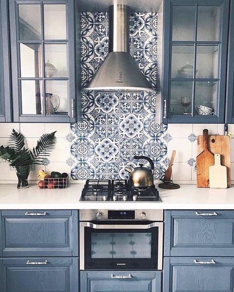 Here you have 25 of the coolest blue kitchen cabinets ideas with their various shades, from the dark, grey, to strong navy blue. Navy Blue Kitchen Cabinets, Blue Kitchen Designs, Grey Blue Kitchen, Kitchen Ideas Dark Cabinets, Kitchen Ideas Dark, Blue Kitchen Cabinets, Backsplash Kitchen, Home Decor Hacks, Blue Cabinets