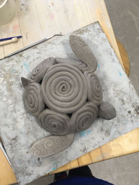 Turtle Coil bowl Pottery Coil Pot Ideas, Simple Coil Pottery Ideas, Clay Coil Animals, Coil Clay Sculptures, Coil Bowl Designs, Ceramics Coil Vase, Coil Pot Inspiration, Ceramic Art Coil, Coil Pinch Pots