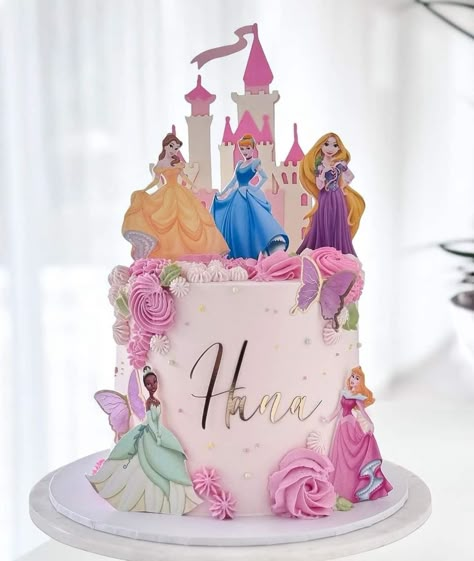 Angel Food Birthday Cake Ideas, Layer Cake Anniversaire, Disney Princess Theme Cake, Disney Princess Party Food, Kue Disney, Rapunzel Birthday Cake, Princess Party Cake, Princess Theme Cake, Disney Princess Cake Topper