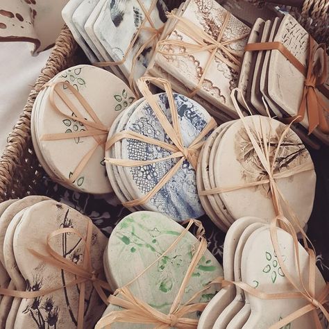 Easy Hand Pottery Ideas, Easy Pottery Gifts To Make, Packaging Ideas For Pottery, Coaster Packaging Ideas, Salt Dough Coasters, Pottery Packaging Ideas, Christmas Gift Set Ideas, Ceramics Gift Ideas, Ceramic Coaster Ideas