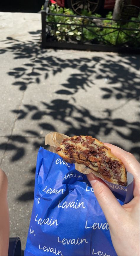 Levain cookie in nyc 😋
.
.


Levain bakery aesthetic cookie chocolate chip cookie food bakeing bake milk and cookies Cookies Nyc, Cookie Chocolate Chip, Levain Cookies, Bakery Aesthetic, Levain Bakery, Milk And Cookies, Nyc Street, Milk N Cookies, Chocolate Chip Cookie