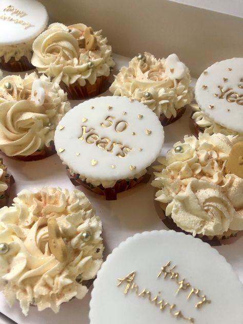 Golden wedding cupcakes. A mixture of vanilla and chocolate cupcakes topped with vsnilla buttercream. #cupcakes #golden #cupcakeideas #celebration #cupcakedesign #cupcakedecoratingideas #buttercream Golden Cupcakes Ideas, 50 Anniversary Cupcakes, Golden Wedding Anniversary Cupcakes, Golden Anniversary Cupcakes, 50th Wedding Anniversary Cupcakes, 50th Anniversary Cupcake Ideas, Anniversary Cupcake Ideas, White Gold Cupcakes, 50th Anniversary Cupcakes