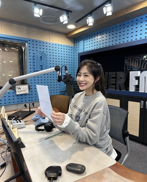 Radio Dj Aesthetic, Podcast Host Aesthetic, Radio Host Aesthetic, Company Aesthetic, Board Wallpaper, Vision Board Wallpaper, Radio Host, Future Job, Dream High