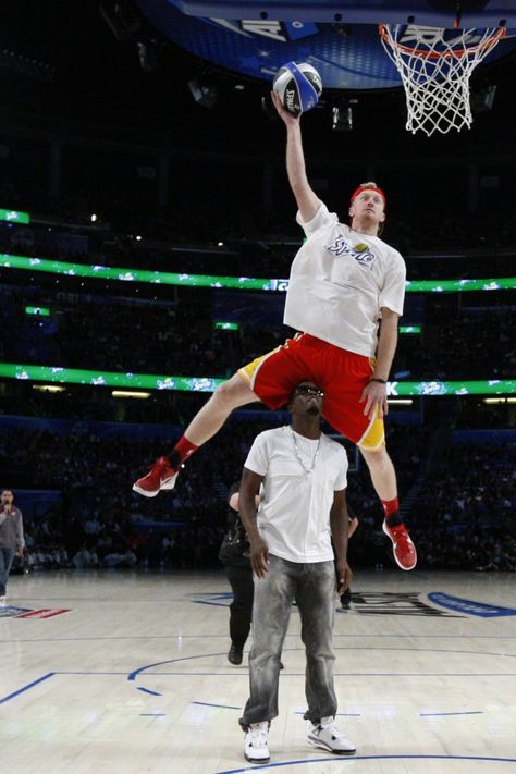 Who says white men can't jump? Chase Budinger jumps over P. Diddy during Sprite's 2012 Dunk Contest. Kobe Dunk Contest, Zach Lavine Dunk Contest, Nba Players Dunking, Basketball Dunk Videos, Nba Dunk Contest, Best Dunks, Nba Slam Dunk Contest, Slam Dunk, Air Max