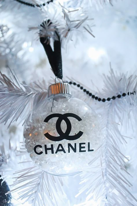 Create this beautiful Chanel inspired ornaments with minimal materials. Host a craft party and create these with friends, or give as a gift! Either way these are fun and easy to make! Glitter Ornaments Diy, Chanel Decor, Glam Christmas Decor, Glamorous Christmas, Luxury Christmas Tree, Dreaming Of A White Christmas, Glam Christmas, Xmas Wallpaper, A White Christmas