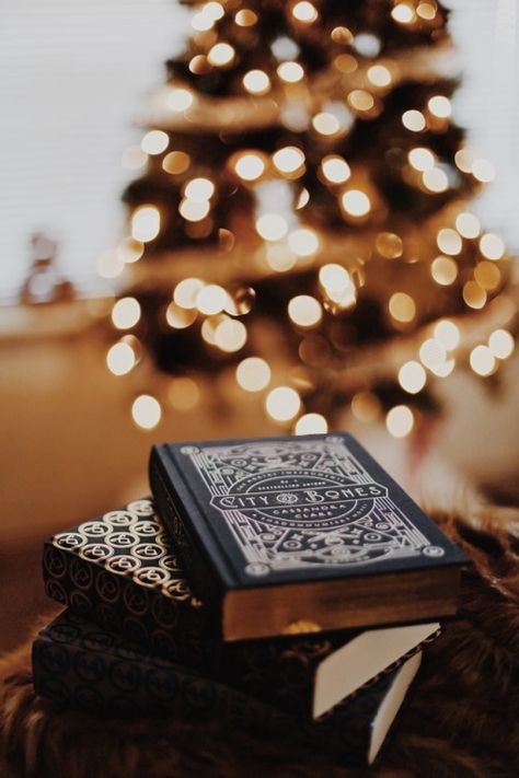 New York Noel, Bookish Christmas, Book Flatlay, Wallpaper Books, Christmas Reading, Bookstagram Inspiration, Winter Books, Christmas Aesthetic Wallpaper, Photography Winter