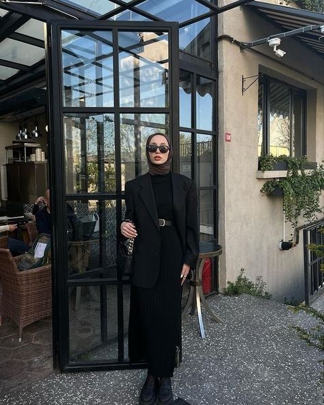 Blazer Modest Outfits, Hijabi Blazer Outfit, Vintage Old Money Outfits, Hijabi Office Outfits, Old Money Hijab Outfit, Formal Hijab Outfit, Expensive Presents, Black Blazer Outfit, Money Dress