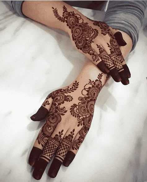 Most Amazing Meena Sankranti Mehndi Design (Meena Sankranti Henna Design) that you can apply on your Beautiful Hands and Body in daily life. #beautifulmehendidesign#mehndinewlook#trendy Inai Pengantin, Baby Huskies, Red Henna, Mehndi Party, Pretty Henna, Tato Henna, Circle Mehndi, Rose Mehndi Designs, Mehndi Design Pictures