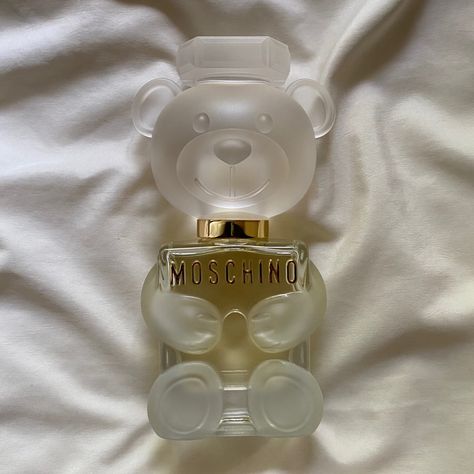 Moschino Toy 2 Perfume, Makeup Highschool, Highschool Fashion, Makeup Runway, Moschino Perfume, Gold Trend, Women's Spurs, House Smell, Toy 2