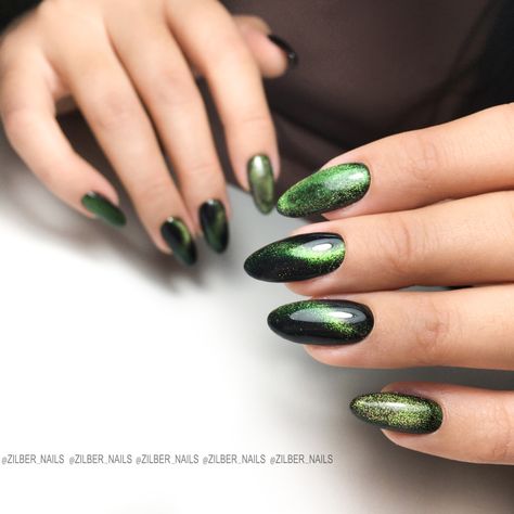 Dark Green Velvet Nails, Velvet Nails Green, Dark Green Metallic Nails, Velvet Green Nails, Dark Green Cat Eye Nails, Green Nails Cat Eye, Green Witch Nails, Green Velvet Nails, Green Metallic Nails