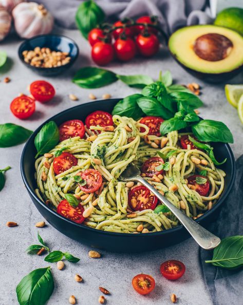 Guacamole Pasta, Creamy Guacamole Recipe, Avocado Recipes Pasta, Creamy Avocado Pasta, Fresh Tomato Pasta, Quick Easy Lunch, Creamy Pasta Recipes, Avocado Pasta, Avocado Pesto