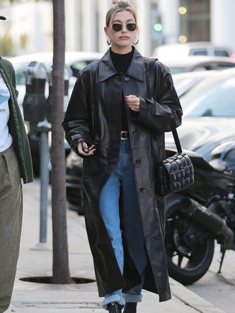 Hailey Bieber - Leather Trench Black Raincoat Outfit, Aesthetic Clothes Boys, Black Leather Outfit, Bella Hadid Street Style, Raincoat Outfit, Whipped Coffee, Black Raincoat, First Date Outfits