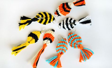 33 Beginner DIY Macrame Craft & Project Ideas That are Easy and Fun Creative Macrame, Macrame Keyrings, Macrame Fish, Fish Diy, Craft Project Ideas, Easy Macrame, Makramee Diy, Fishing Diy, Diy And Crafts Sewing