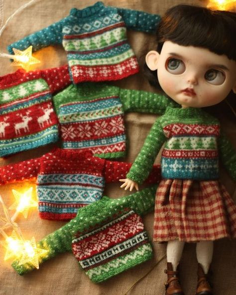 Mini Dolls Knitted Christmas Hat And Jumper, Free Blythe Knitting Patterns, Blythe Doll Clothes, Petite Blythe Pattern, Blythe Sweater, Knitting Dolls Clothes, Doll Aesthetic, Christmas Dolls, Knitted Dolls