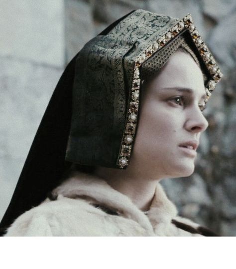 The Other Boleyn Girl 2008, Queen Anne Boleyn, wearing incorrect Gable hood. At front sort of ok(it's 1536 scene but the hood is more 1530-2, that would be ok) -but at back there isn't any bonnet at all. During Henry VIII's reign times gable hood was called frontlets and bonnet. Here it is just the frontlets. Even though already around 1500 most noblewomen wore a bonnet with their frontlets. In other words, the back of the hood is 30+ years out of fashion. Gable Hood, The Other Boleyn, The Other Boleyn Girl, Anne Boleyn, Fiction And Nonfiction, Older Fashion, Medieval Fashion, Natalie Portman, Queen Anne