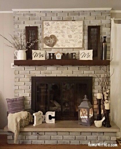 Tutorial: how to whitewash brick and get rid of brass on a fireplace White Wash Fireplace, Fireplace Decorating, Design Camino, Vstupná Hala, Fall Fireplace Decor, Mantle Ideas, White Wash Brick, Fireplace Mantel Decor, Fireplace Remodel