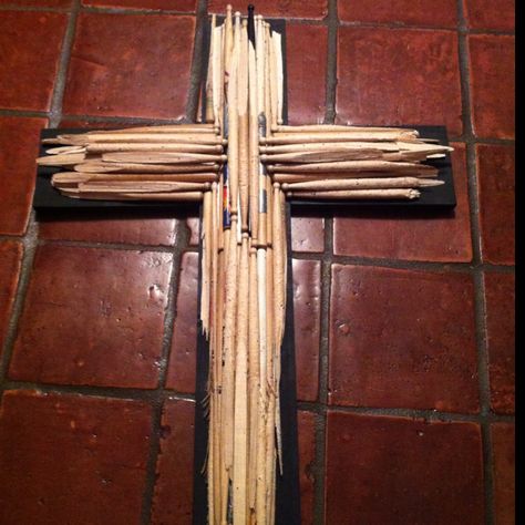 A cross made out of broken drumsticks. Drumstick Crafts, Studio Home Ideas, Drumstick Art, Music Studio Ideas, Music Studio Home, Drum Room, Music Symbol, Drums Art, Music Themed Wedding