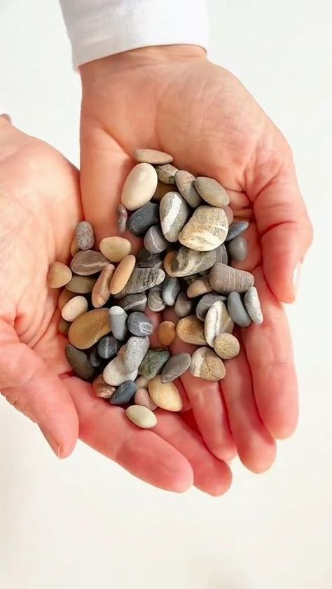 Stone Art Landscape, Crafts With Small Rocks, Rock Art For Garden, Rock Decorations Garden, Pebble Craft Ideas, Diy With Rocks, Rock Wall Art Diy Projects, Rock Diy Projects, Diy With Stones