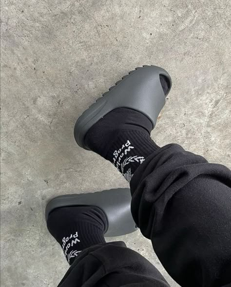 Yeezy Slides Outfit, Jordan Dunk, Adidas Yeezy Slide, Slides Outfit, Men's Adidas (men), Yeezy Slides, Hype Shoes, Jeans Diy, Swag Shoes