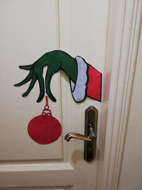 Crismas Ideas Decoration Home, Christmas Bedroom Door Ideas, Kids Door Christmas Decorations, Xmas Classroom Decorations, Chrismast Decoration Diy, Grinch Diy Decor, Christmas Door Decorations Diy, Christmas Decor School, Grinch Porta