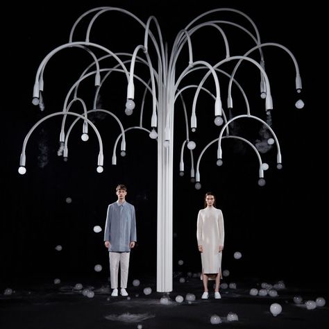 sculptural tree by Studio Swine and COS blossoms with mist-filled bubbles Vinyl Shutters, Interior Design Books, Japanese Architect, Metal Tree Wall Art, Tree Wall Decor, Tree Sculpture, Metal Tree, Milan Design Week, Miami Design