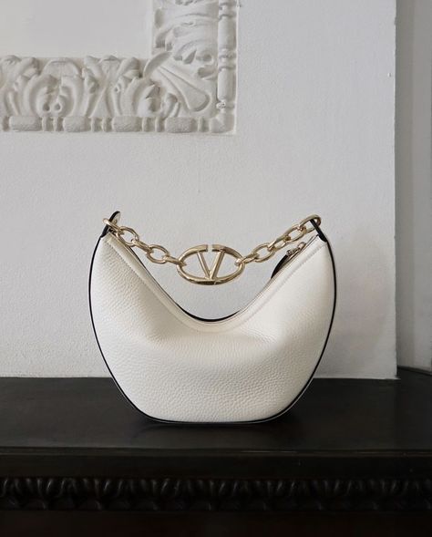 #elegant #white #bag #maison #valentino #gold #cch @valentino Valentino Bag, Valentino Bags, White Bag, Gold, White