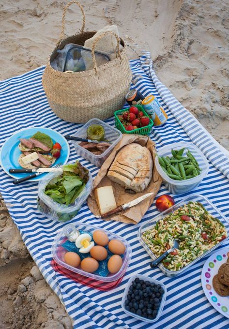 The Best Picnic Foods (BBQ Chicken recipe) | Simple Bites Things To Take To The Beach, Simple Picnic Ideas, Food At The Beach, Cooler Hacks, Beach Food Ideas, Picnic Hacks, Beach Picnic Foods, Best Picnic Food, Picnic At The Beach