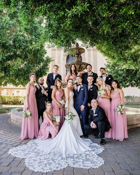 Bridal Party Shots Picture Ideas, Fun Wedding Reception Pictures, Funny Wedding Group Photos, Bride And Groom With Bridal Party, Cool Bridal Party Photos, Wedding Pictures With Bridal Party, Wedding Poses For Wedding Party, Trendy Wedding Pictures, Family Bridal Photos