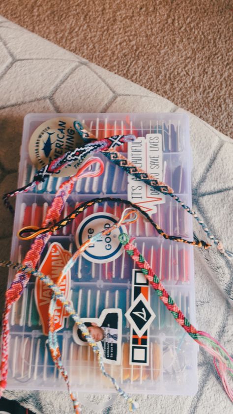 Church Camp Bracelets, Camp Bracelets, Freindship Bracelets, Yarn Friendship Bracelets, Summer Camp Aesthetic, Christian Camp, Bracelet Inspo, Camping Aesthetic, Cord Jewelry