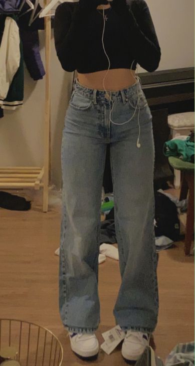 Cute Striaght Leg Jeans, Fitted Pants Outfit Jeans, Cute Outfits Blue Jeans, Outfit Inspo For Jeans, Fitted Mom Jeans, Cute Aesthetic Jeans, Light Wash Jeans Aesthetic, Light Blue Wash Jeans Outfit, Cute Jeans Aesthetic