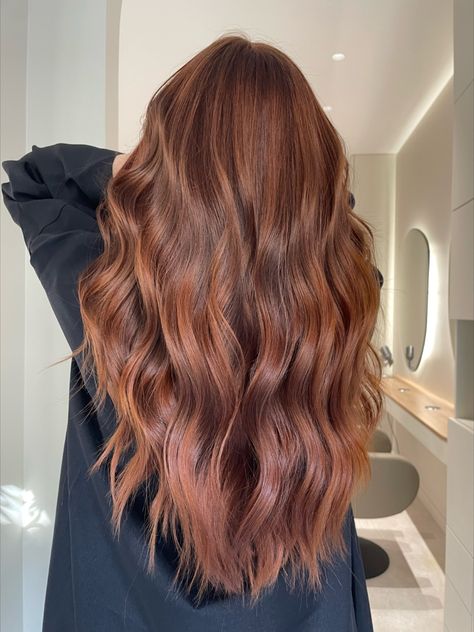 Gloss patine cuivré roux foncé wavy hair Brown With Hint Of Red Hair, Ombre Hair Roux, Red Gloss On Brown Hair, Hair Color Light Skin, Autumnal Hair Colour, Red Chestnut Hair, Wavy Copper Hair, Copper Caramel Hair, Amber Brown Hair