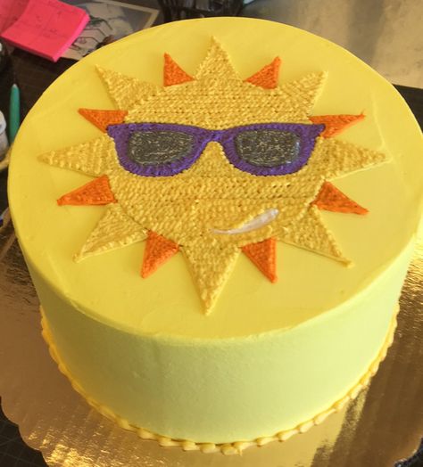 Fun in the sun cake! - Cake #015. Fun In The Sun Cake, Sun Shaped Cake, Sun Cake Design, Sun Cake Birthday, Sun Birthday Cake, Around The Sun Cake, Niall Birthday, Sunshine Birthday Cakes, Lemon Birthday Cakes