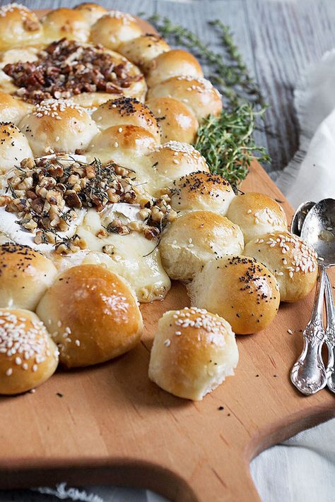 Baked Brie and Camembert with Warm Bread Bites Parmesan Shortbread, Appetizer Cocktail, Bread Ring, Warm Appetizers, Best Christmas Appetizers, Bread Bites, Small Bites Appetizers, Cocktail Appetizers, Recipe Vegetarian