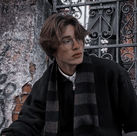 Dark Academia Face Claim Male, Male Face Claims Aesthetic, Dark Academia Face Claim, Young Male Face Claims, Erwin Aesthetic, Prongs Aesthetic, The Marauders Aesthetic, Dark Academia Male, Elliot Petropoulos