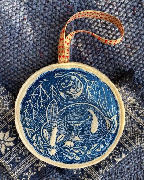 Andrea Wisnewski on Instagram: "Winter cottontails are back in the shop(limited number)🐇 Just a nice reminder to stay cozy during the arctic blast we are going to get this Friday in New England! This is a linocut printed on felt and sewn into what I call a house ornament. Hang them on a cabinet or door knob for ART anywhere in your HOME. Scroll to see hanging version.Link in bio💙 #linocut #lino #linoprint #linoprintersofinstagram #printmaking #printandpattern #printmaker #printmakersofinstagra Linocut Ornament, Linocut Inspiration, Lino Ideas, Winter Reading, Arctic Blast, Ornament Ideas, House Ornaments, Reading Challenge, Lino Print