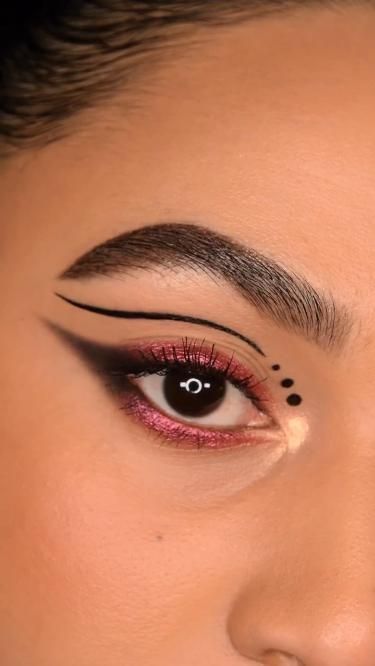 Darth Vader Makeup, Winged Eye Makeup, Sith Makeup, Eye Makeup Idea, Star Wars Hair, Disney Eye Makeup, Star Wars Makeup, Disfraz Star Wars, Winged Eye