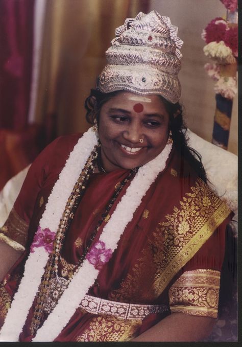 Mata Amritanandamayi, Saints Of India, Heart Knot, Spiritual Images, Shiva Shakti, Divine Connections, Divine Mother, Sacred Feminine, Spiritual Teachers