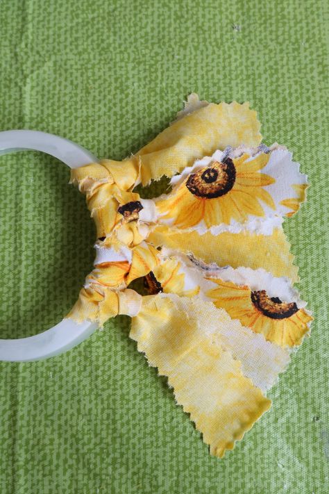 Rag Sunflower Diy, Jar Ring Sunflowers, Rag Flowers Fabric Scraps, Sunflower Fall Decor Diy, No Sew Scrap Fabric Projects, Diy Sunflowers How To Make, Fall Scrap Fabric Crafts, Material Flowers Diy Scrap Fabric, Canning Ring Rag Sunflower