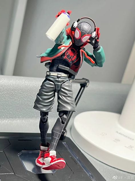 Sentinel Miles Morales, Miles Morales Figure Action, Spiderverse Poses, Spider Man Action Figure Poses, Spiderman Figure Poses, Spiderman Action Figure Poses, Action Figures Poses, Spider Man Poses Reference, Spiderman Figurine