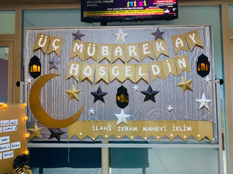 Ramadan Bulletin Board Ideas, Ramazan Ideas, Crazy Hats, Cute Frames, Bulletin Boards, Ramadan, Diy Gifts, Art Projects, Preschool