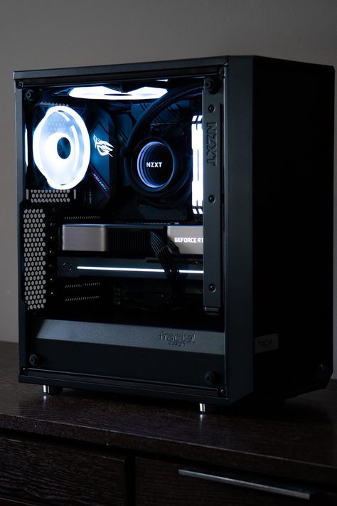 Minimalist Pc Build, Black And White Pc Build, Pc Assembling, Diy Computer Case, Custom Computer Case, Pc Building, Setup Pc, Setup Inspiration, Black Keyboard