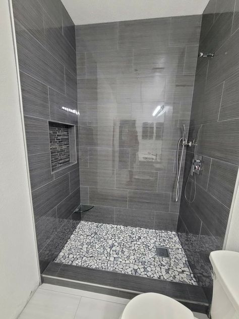 Stone Shower Tile Ideas, Gray Master Shower Ideas, Grey Stone Shower Ideas, White Grey Shower Tile Ideas, Grey Tiled Shower Ideas, Modern Restroom Ideas Shower Tiles, Current Shower Tile Trends, Gray Bathroom Shower Ideas, Grey Bathroom Shower Ideas