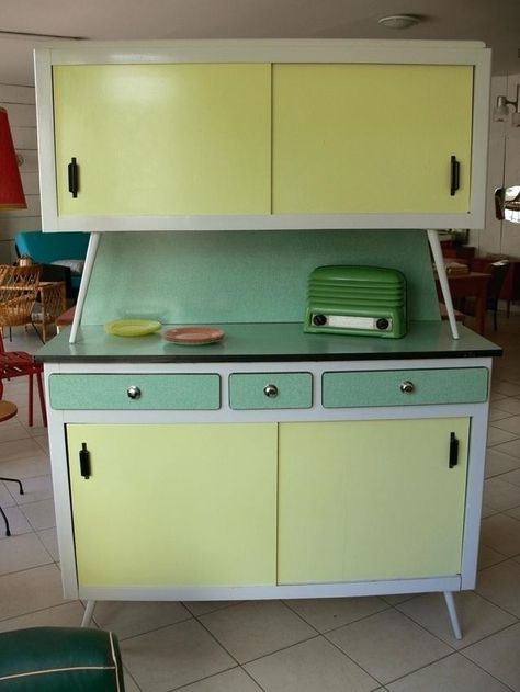 Retro Furniture 1950s, 1950s Interior Design, Gingham Kitchen, 50s Interior, Modern China Cabinet, Vintage Kitchens, Kitschy Kitchen, Unique Furniture Pieces, Casa Vintage