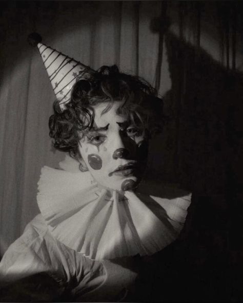 Art The Clown Reference, Creepy Reference Photography, Jester Poses Reference, Scary Reference Photos, Clown Reference Photo, Halloween Poses Reference, Weird Reference Photos, Clown Art Reference, Human Art Reference