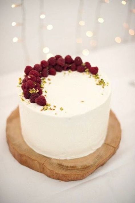 a white buttercream one tier wedding cake topped with pistachios and raspberries as a semi circle for a chic wedding Tårta Design, Raspberry Cake, Simple Wedding Cake, God Mat, S'mores, Tiered Wedding Cake, Naha, White Cake, Cake Toppings