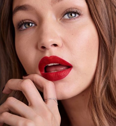 Gigi Hadid Lipstick, Maybelline Red Lipstick, Gigi Hadid Images, Red Lipstick Shades, National Lipstick Day, Bad Makeup, Bella Gigi Hadid, Gigi Hadid Style, Basic Makeup